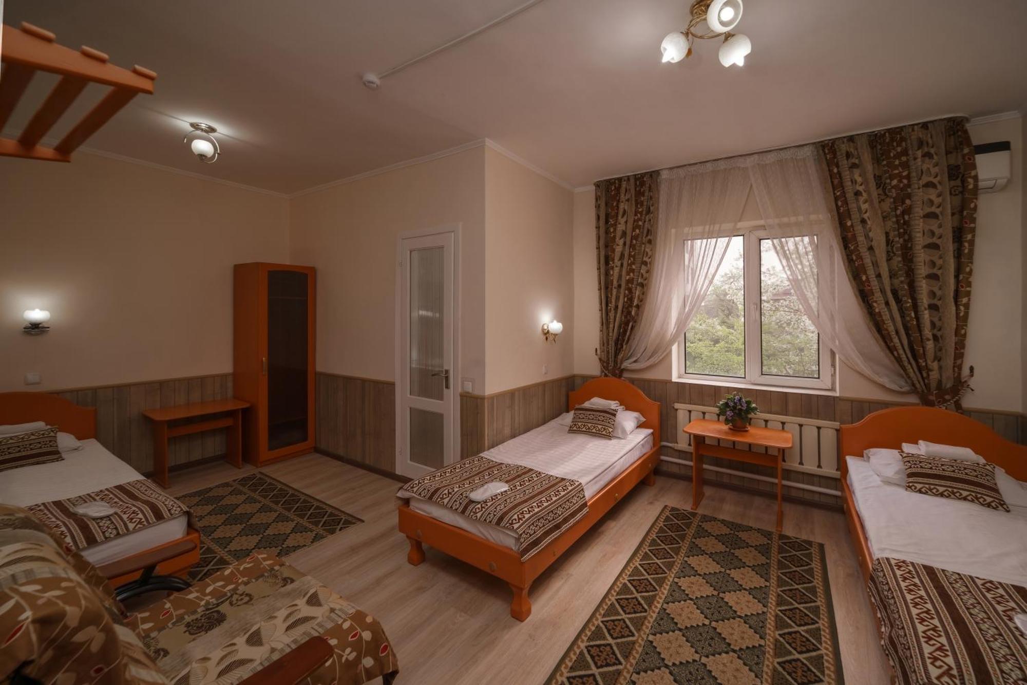 Alpinist Hotel Bishkek Exterior photo